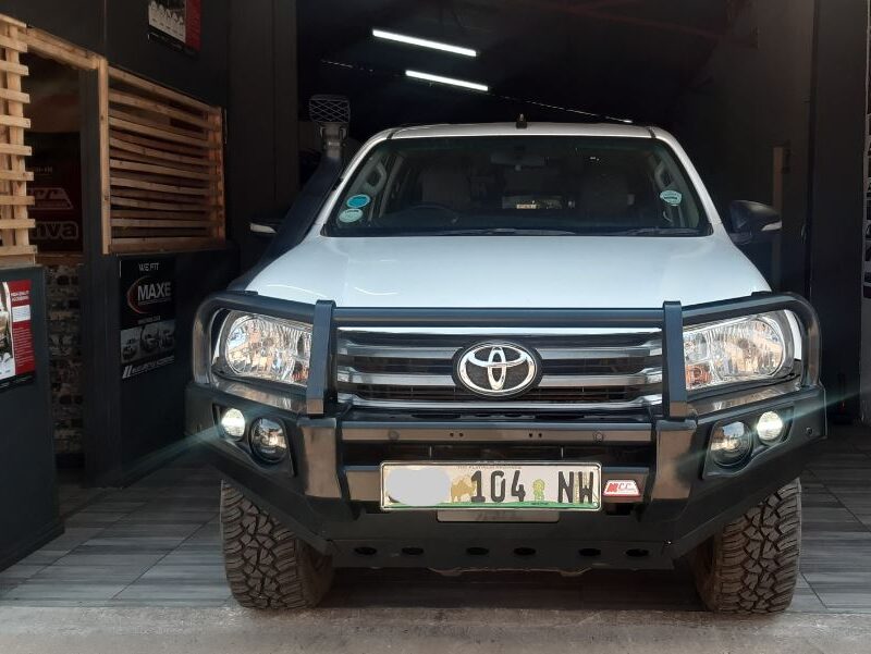 Hilux 2016 - 2018 MCC Front bumper with hoops